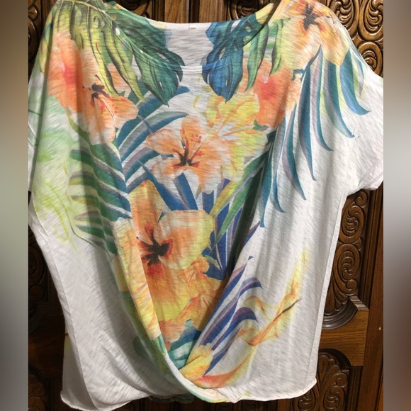 🌺Tropical 🌴 Woman’s Shirt.🌺🦜 - Picture 5 of 11